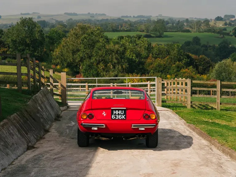 a red ferrari with the license plate hhu 633k