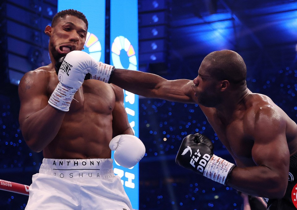 anthony joshua is wearing a pair of gloves that say " did " on them