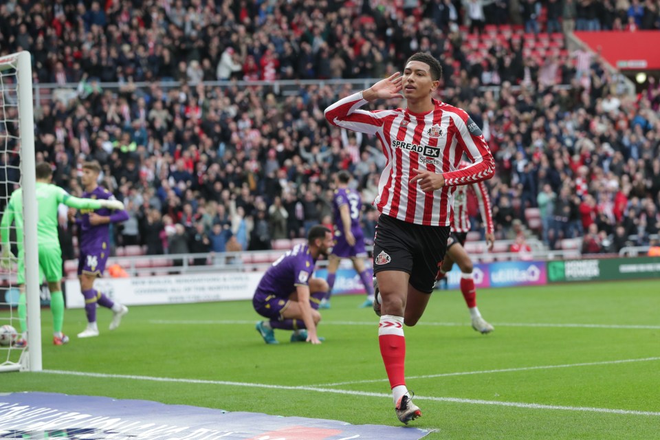 a soccer player wearing a red and white striped jersey that says spreader on it