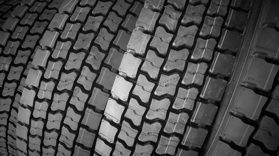 a close up of a tire that says ' continental ' on it