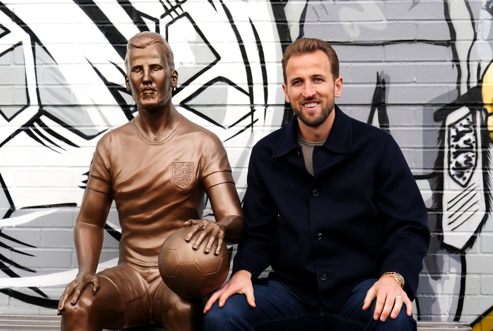 A new £7,200 statue of Harry Kane has been unveiled