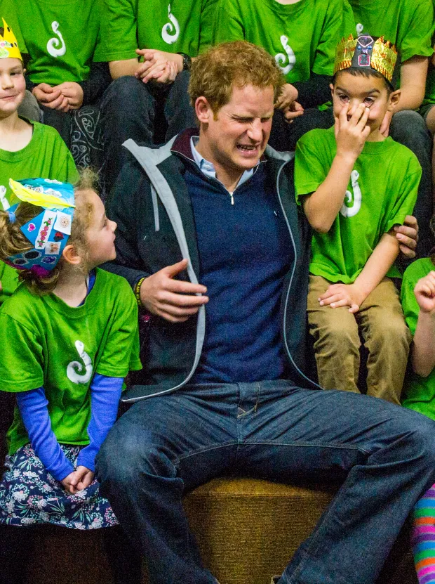 Harry amusing New Zealand kids in May 2015