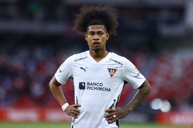 a soccer player wearing a shirt that says banco pichincha