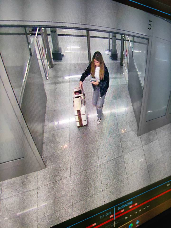 a screen shows a woman walking with a suitcase and the number 5 in the corner