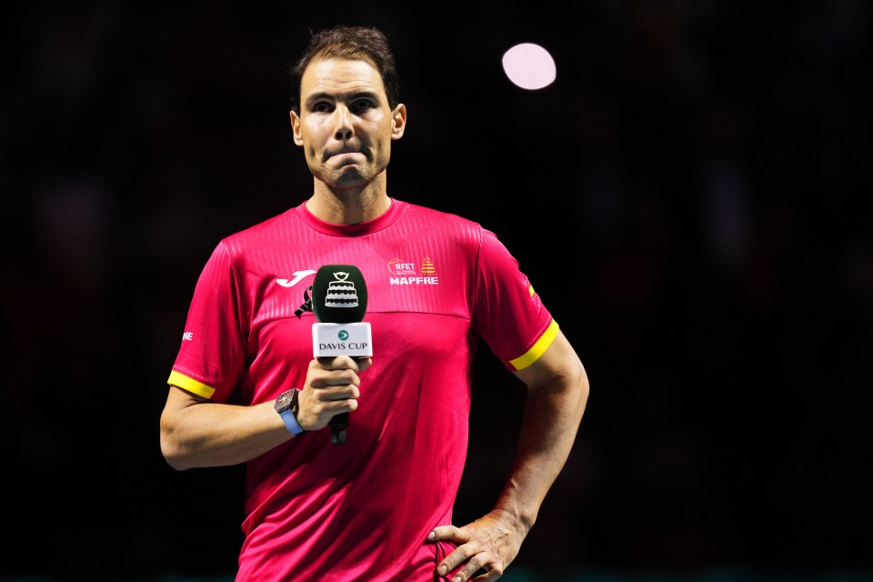 a man wearing a pink shirt that says mapfre on it