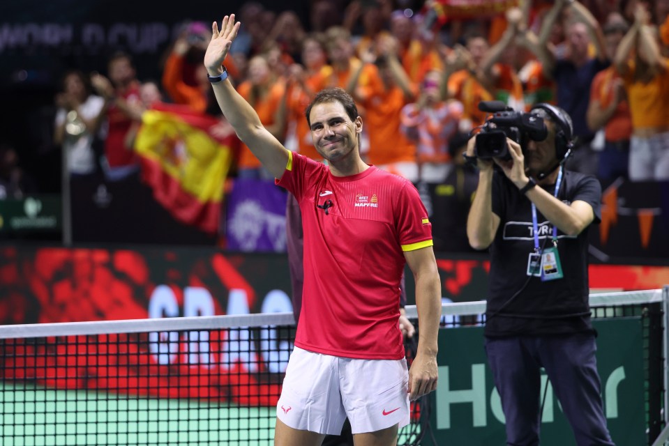 a man wearing a red shirt that says ' espana ' on it