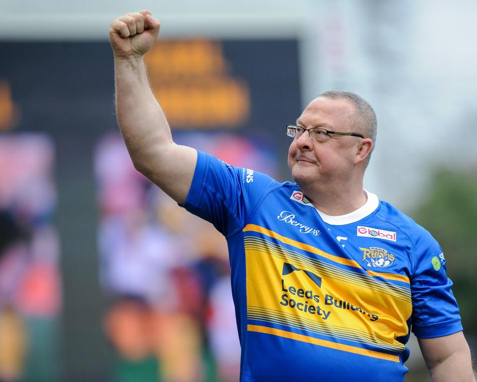 a man wearing a blue and yellow jersey that says leeds building society