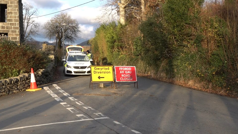 a yellow sign that says gwyriad diversion on it