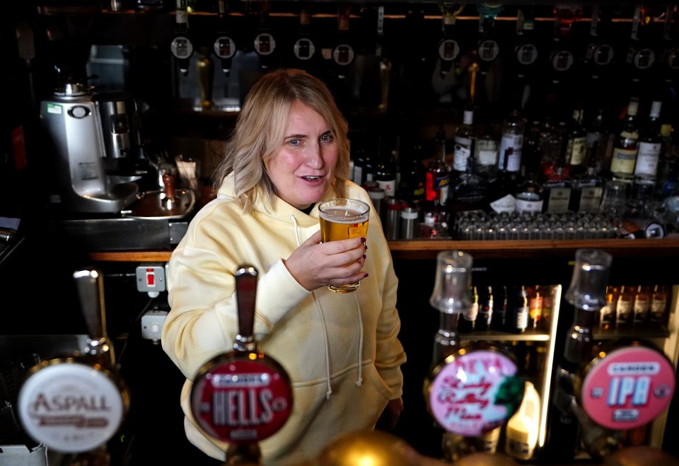 USA coach Emma Hayes behind the bar