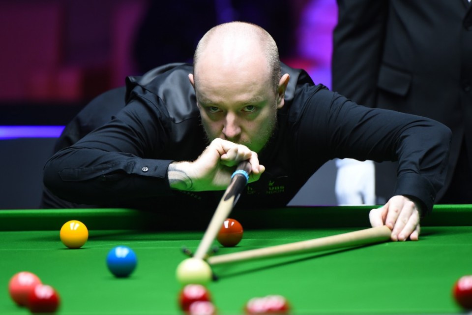 Chris Wakelin edged past Xiao Guodong with a 9-8 victory on Friday