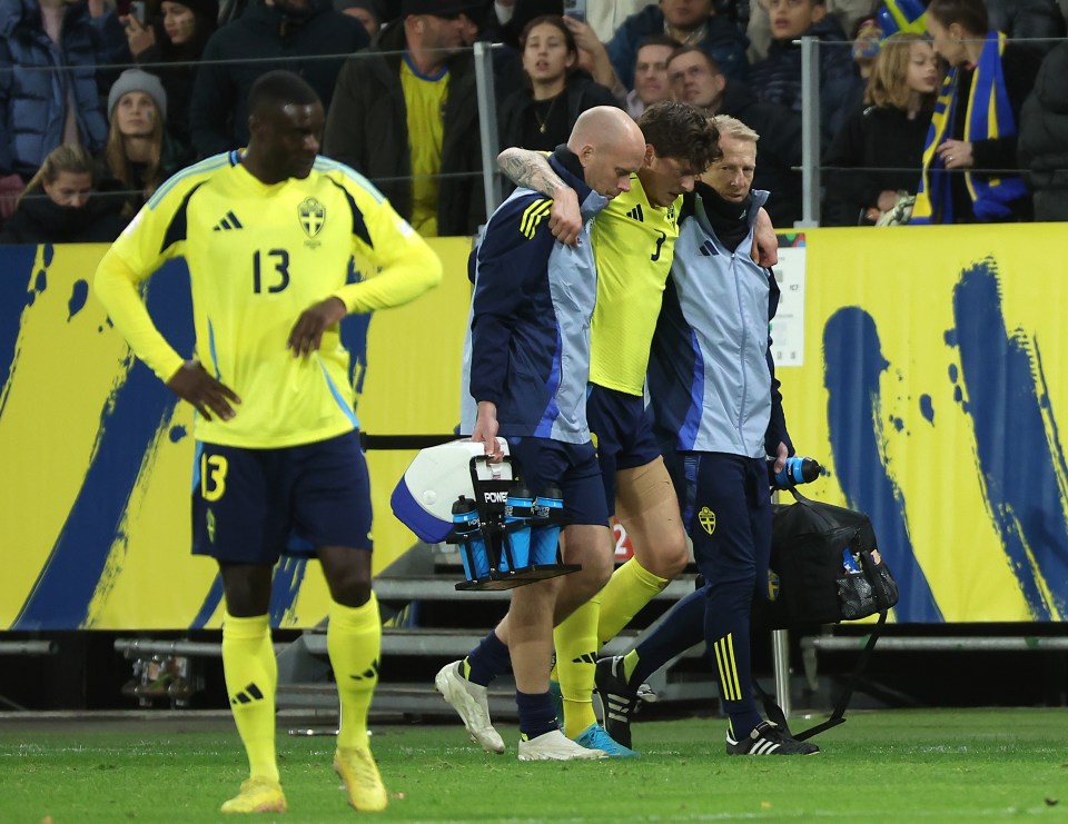 Victor Lindelof suffered an injury on international duty