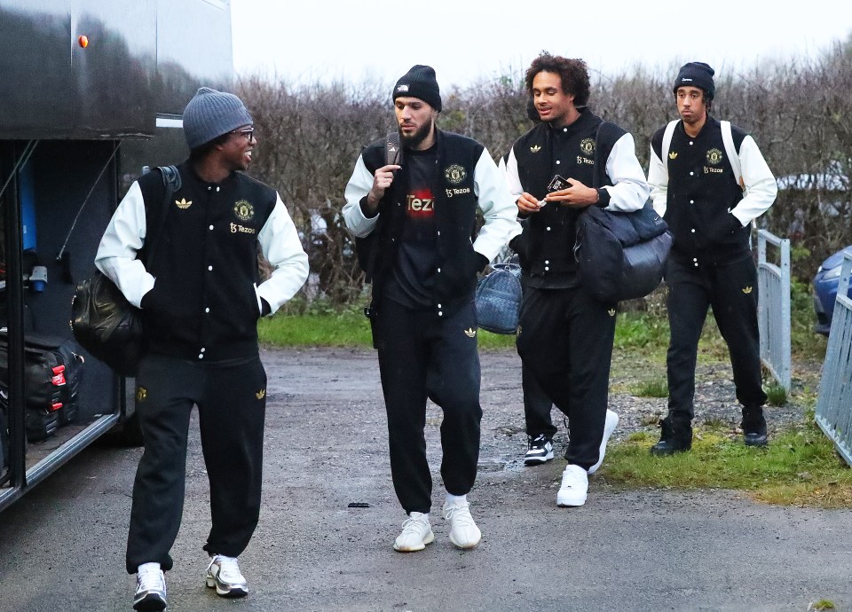 A lot of Man Utd players travelled to Stockport train station via coach