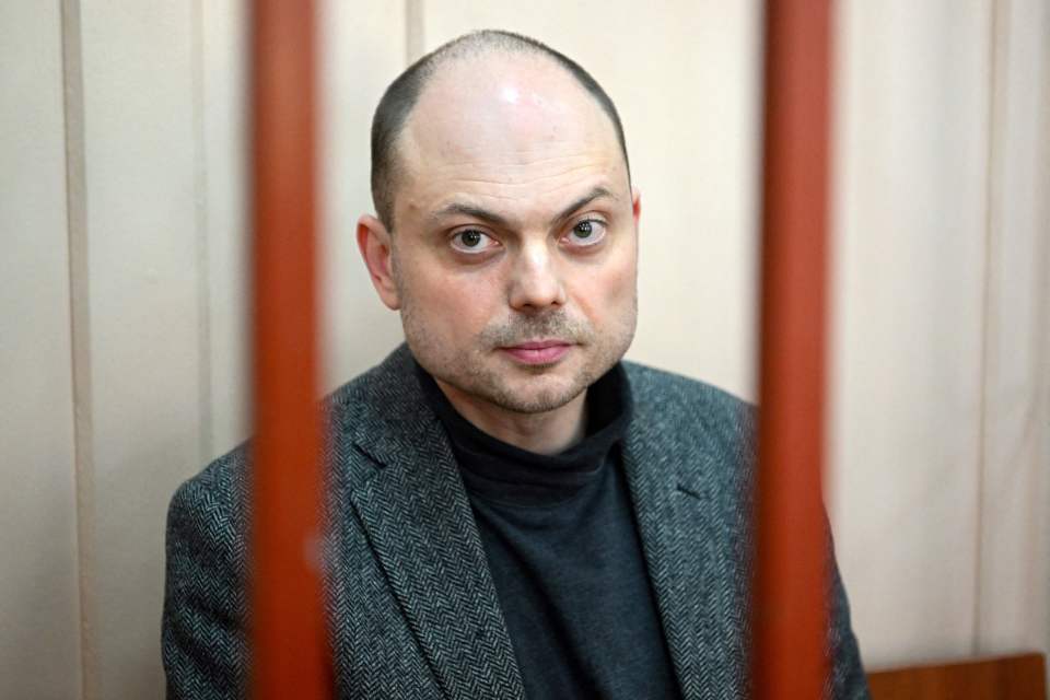 Vladimir Kara-Murza in a defendant's cage during a court hearing.