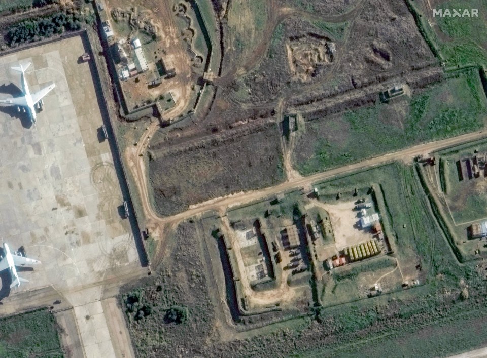 A satellite image shows S-400 air defenses unit at Russian Khmeimim airbase