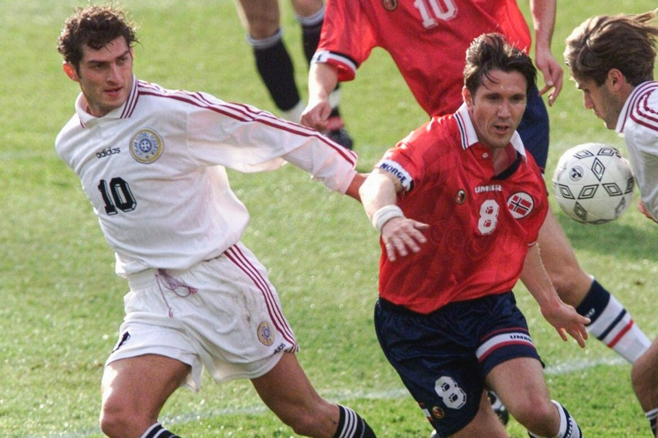 Mikhail Kavelashvili (L) fights for the ball at Ullevaal Stadium in Oslo 20 May 1999 during Euro 2000 group 2 qualifier