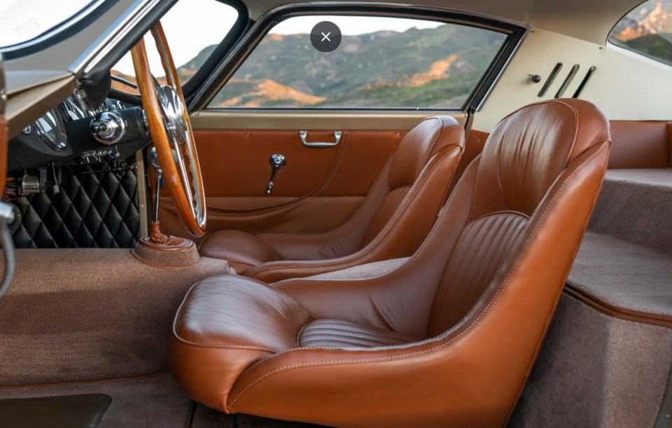 The interior boasts Rosso Bordeaux leather upholstery