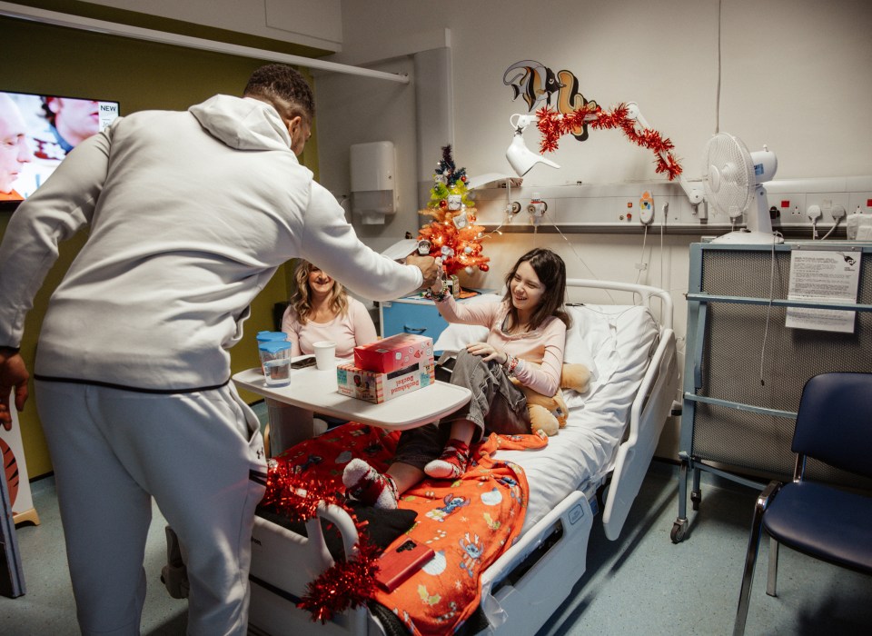 The boxing star visited Watford General Starfish Ward