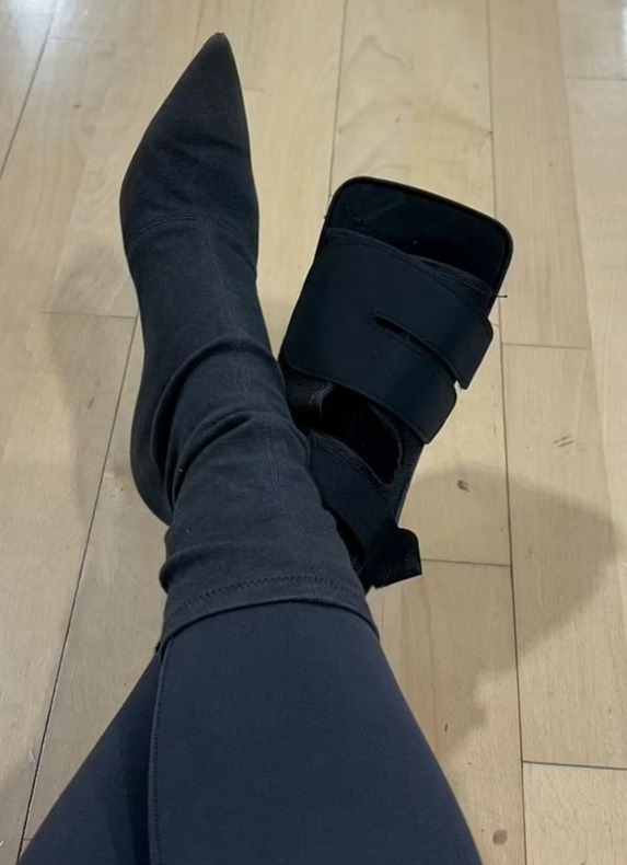 The 44-year-old rocked a single heel and a boot cast while healing from a broken foot