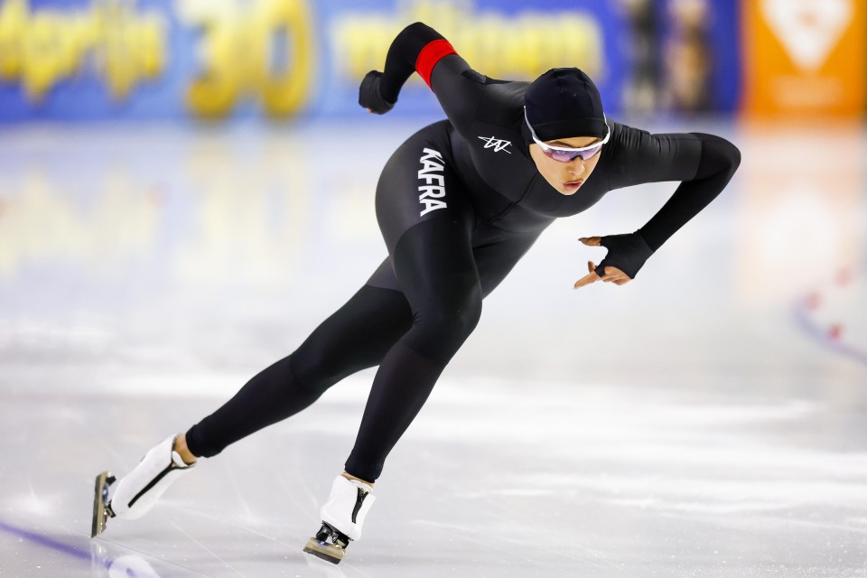 Jutta Leerdam speed skating in a 500-meter sprint.