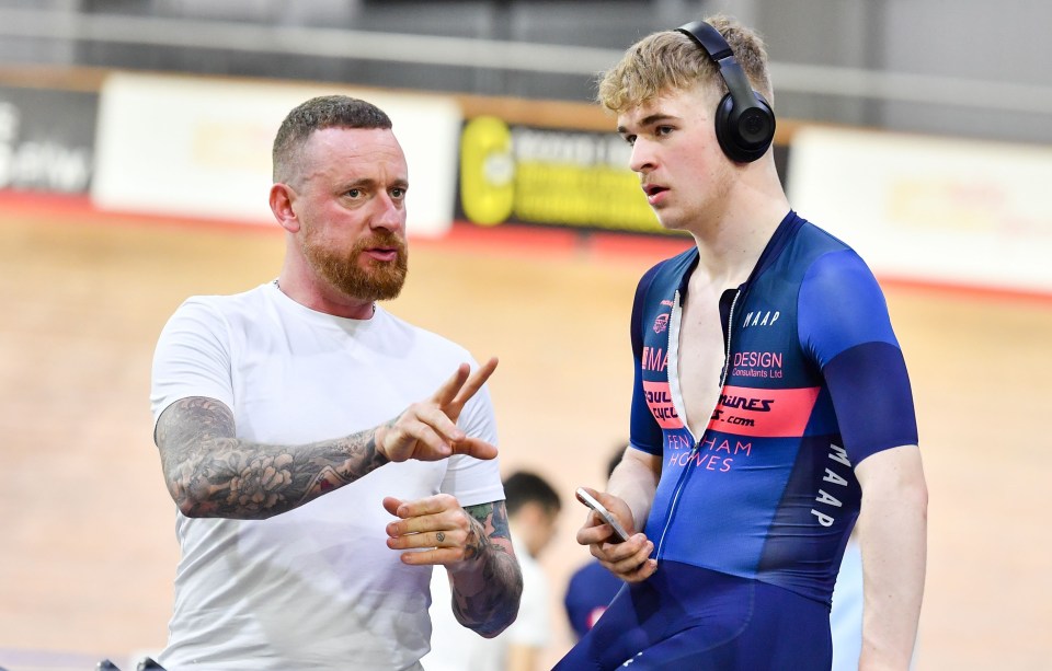 Bradley Wiggins advises his son Ben Wiggins on his upcoming Men's Individual Pursuit qualifying round.