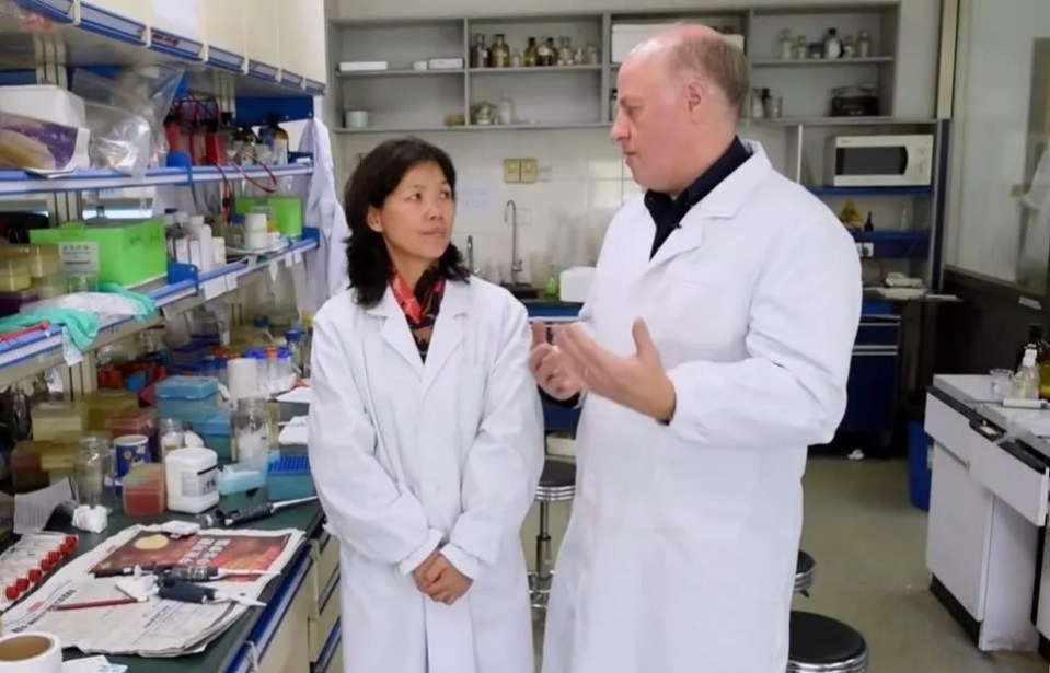 Dr. Shi Zhengli and Peter Daszak in a lab.