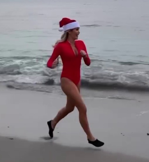 Amanda Holden looked incredible on the beach in red