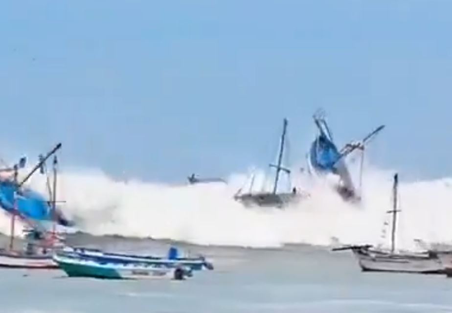 Freak waves hit against boats at El Nuro, Peru