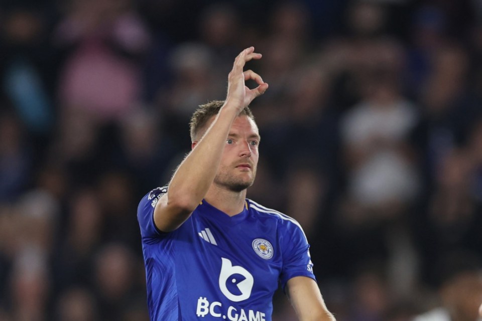 LEICESTER, ENGLAND - AUGUST 19: Jamie Vardy of Leicester City indicates to the Tottenham fans how many times they've won the Premier Leagu as he is substituted off during the Premier League match between Leicester City FC and Tottenham Hotspur FC at The King Power Stadium on August 19, 2024 in Leicester, England. (Photo by Catherine Ivill - AMA/Getty Images)