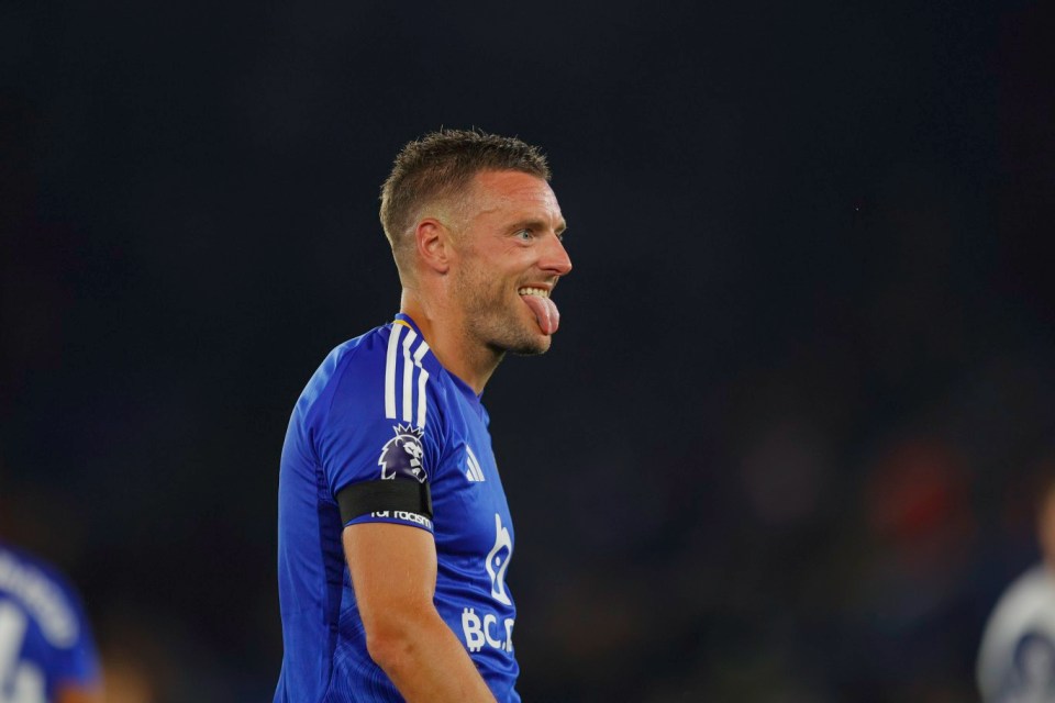 LEICESTER, ENGLAND - AUGUST 19: Jamie Vardy of Leicester City reacts during the Premier League match between Leicester City FC and Tottenham Hotspur FC at The King Power Stadium on August 19, 2024 in Leicester, England. (Photo by Malcolm Couzens/Getty Images)