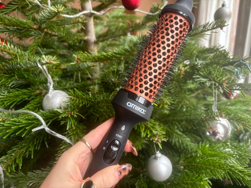 amika-blow-dry-brush-christmas