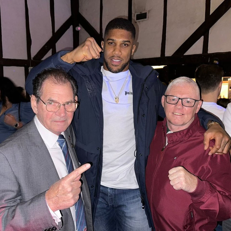 Anthony Joshua next to former coaches John Oliver, left, and Sean Murphy, right