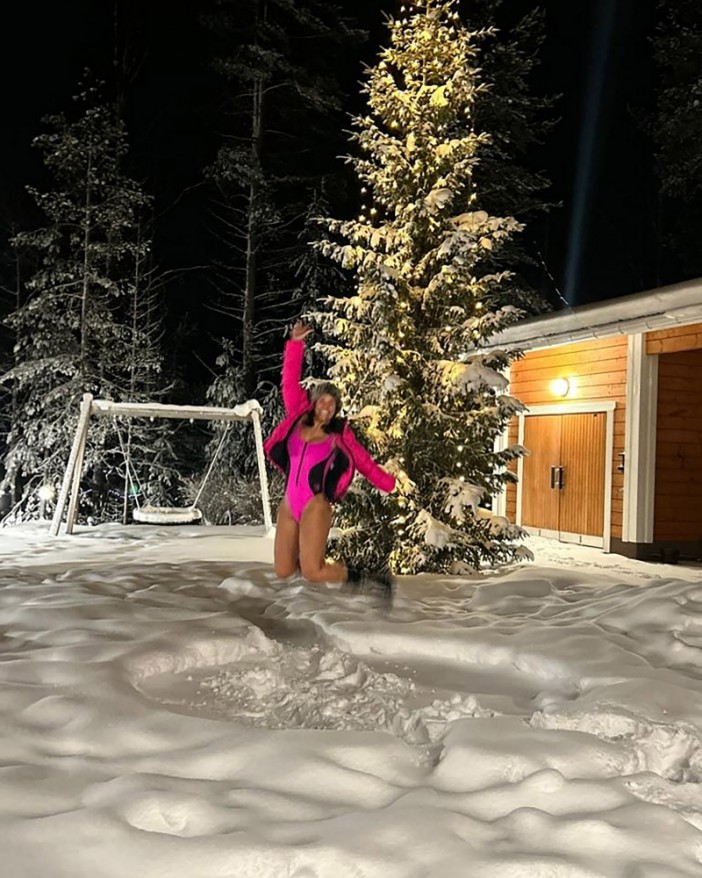 Becky looked sensationally as she braved the cold in a pink leotard