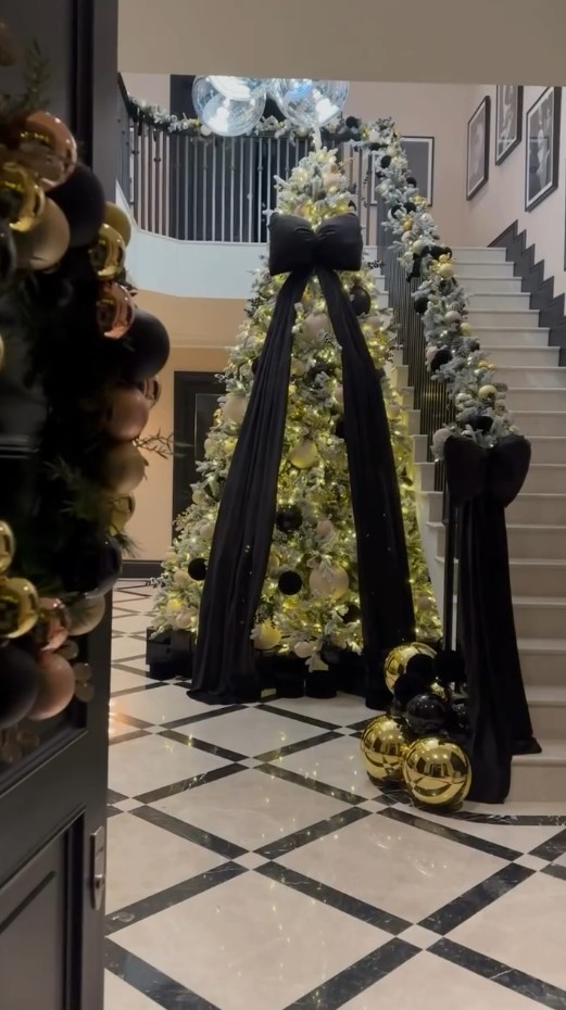 She opted for black baubles and a big bow on her Christmas tree