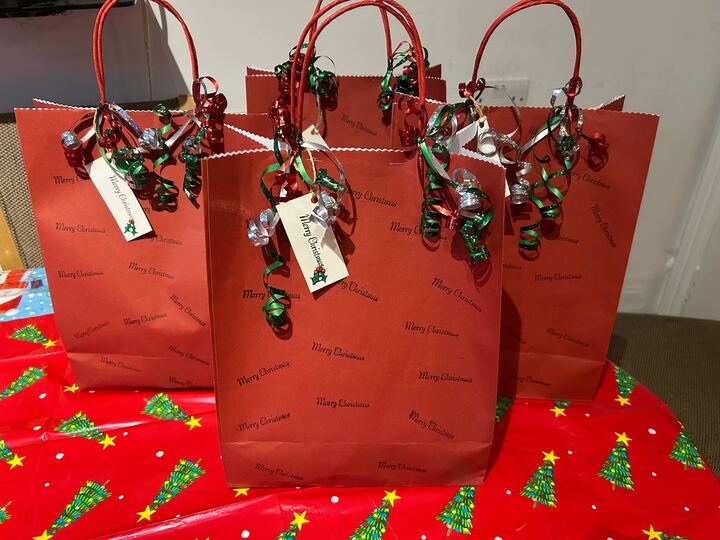 So I put together my own gift bags for just £6 each - and I think they look pretty good!