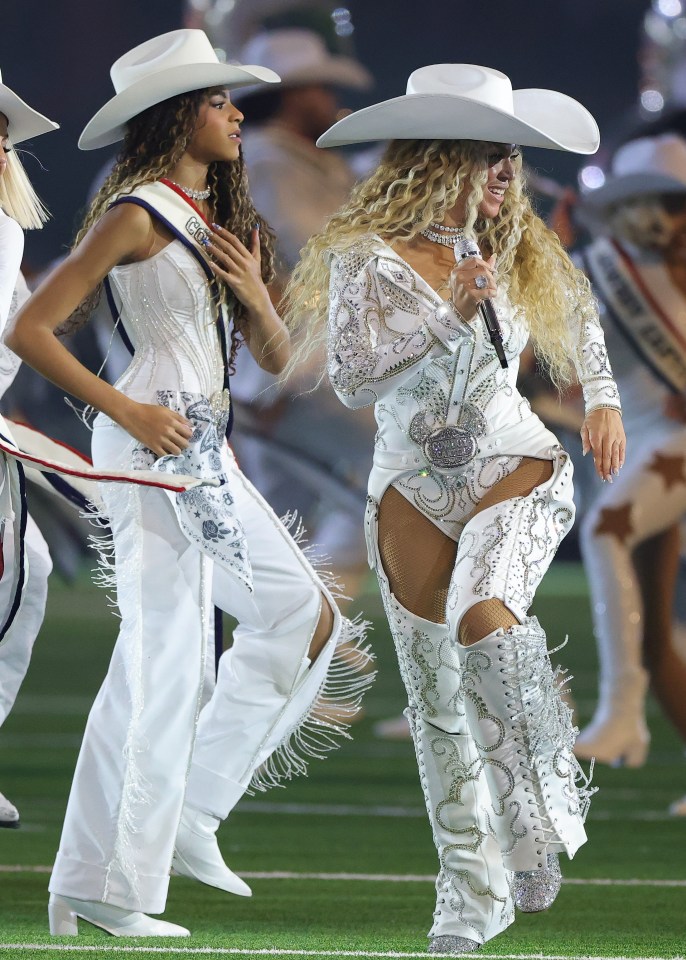 Beyonce mini-me daughther Blue Ivy joined her for a country dance during the superstar's Christmas Day show