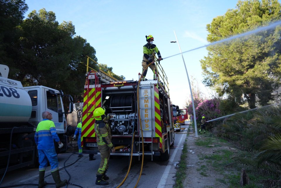 The fire brigade arrived to put out the massive fire