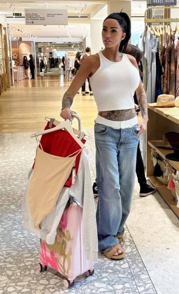 She paired her top with jeans and fluffy sandals