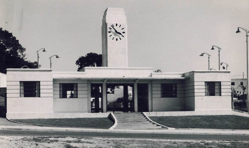 Black and white photo of the entrance to Broomhill Lido in Ipswich, featuring a clock tower and Art Deco architecture.