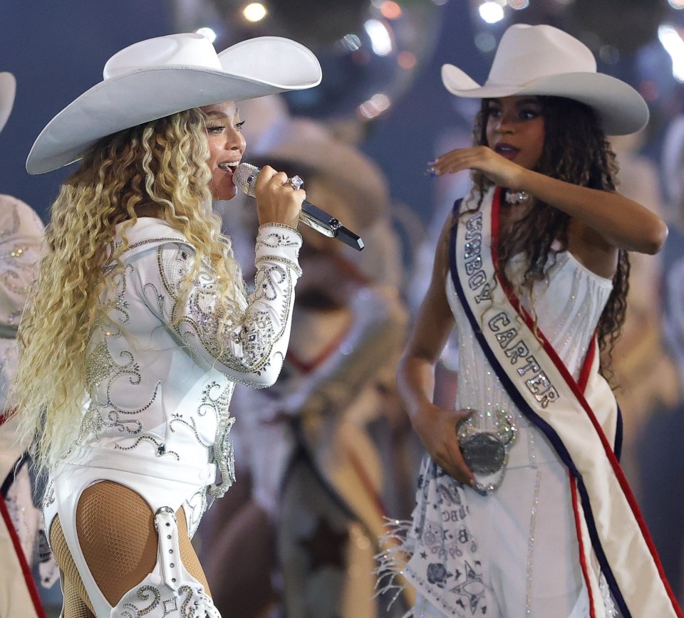 Beyoncé and Blue Ivy performing in matching white cowboy outfits.