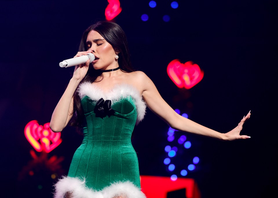 Madison Beer sang in festive green velvet