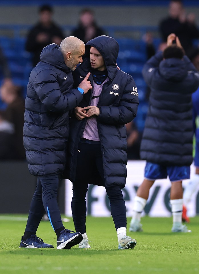 Chelsea manager Enzo Maresca speaks with Mykhailo Mudryk.