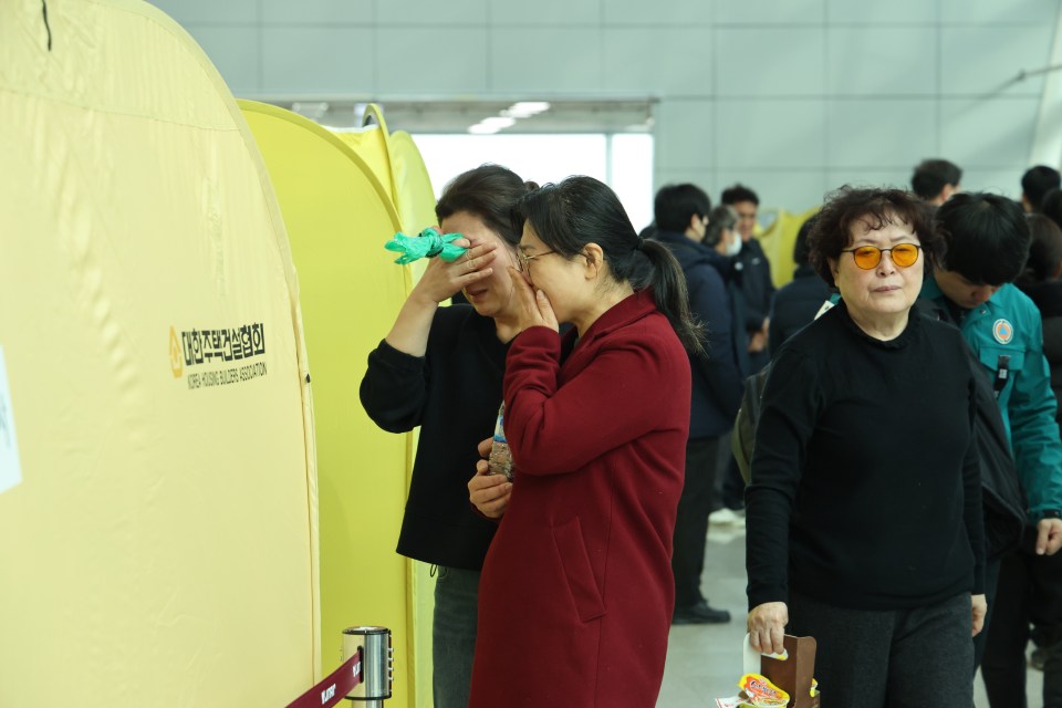 Family members of a victim of the Jeju Air plane crash grieve at a temporary shelter