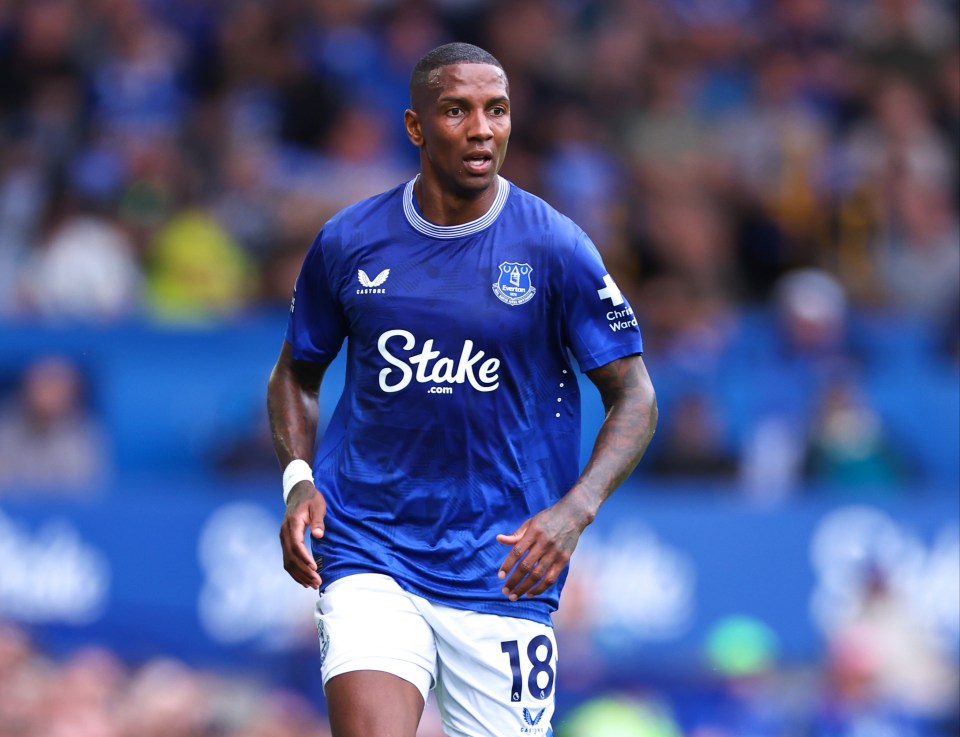 Ashley Young, Everton player #18, on the pitch.