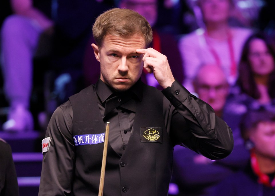 Jack Lisowski left Mark Allen stunned as he conceded a game in a bizarre way