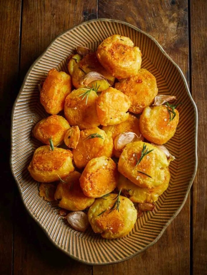 Jamie has some recommendations for the best possible roast potatoes for your meal