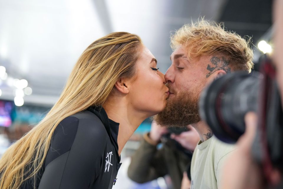 Jake Paul and Jutta Leerdam kissing after a victory.