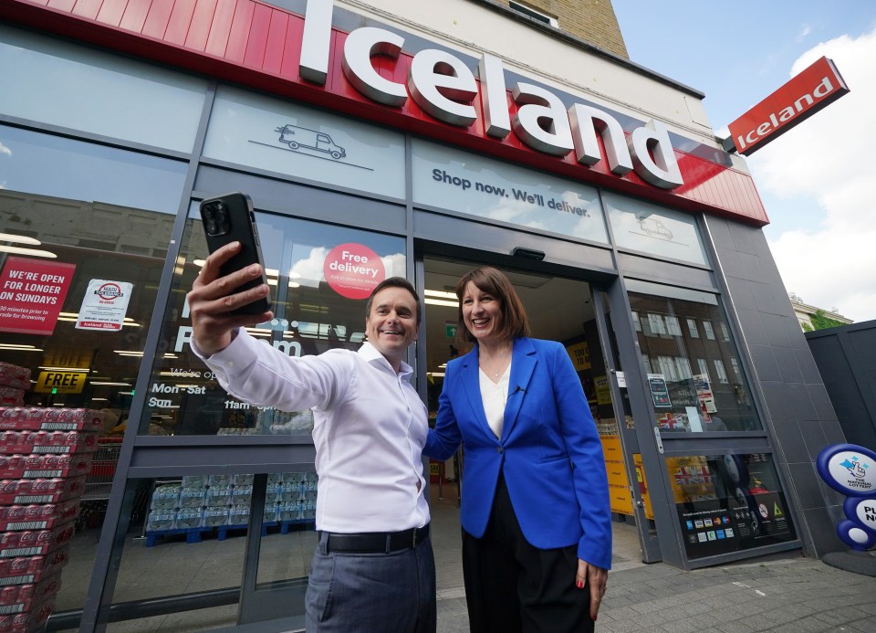 Rachel Reeves and Richard Walker taking a selfie outside an Iceland supermarket.