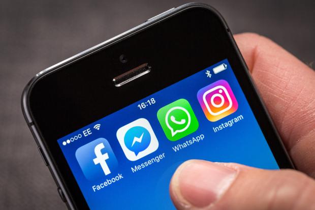 iPhone screen displaying Facebook, Messenger, WhatsApp, and Instagram apps.