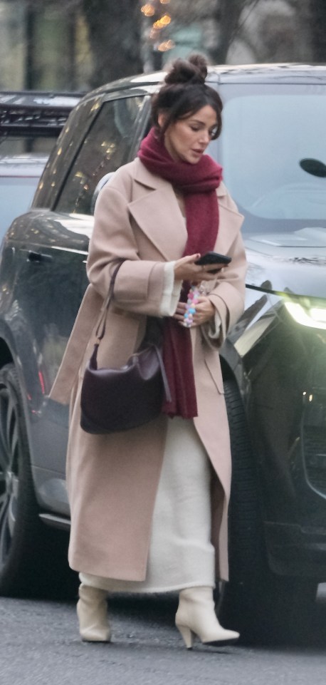 The 37-year-old looked stunning in a neutral coloured ensemble and burgundy scarf