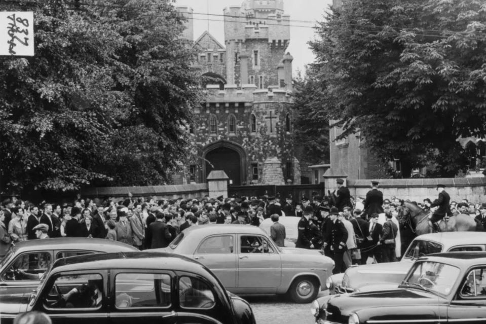 Crowds formed outside of Holloway Prison where Ruth was executed